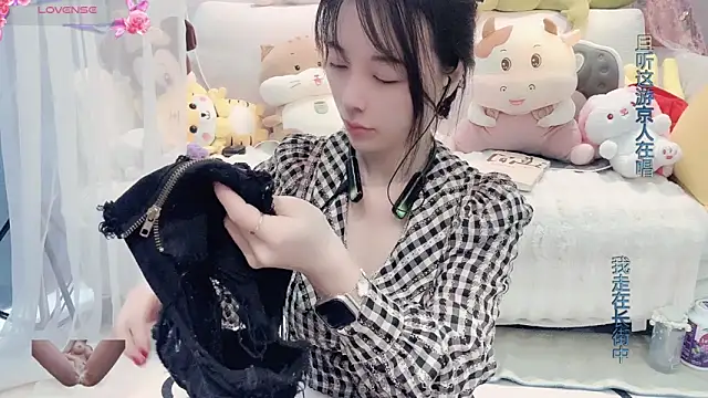 Snapshot of AKiKi711 chatting on March 7, 2025, 2:36 am AKiKi711 online show from March 7, 2025, 2:36 am