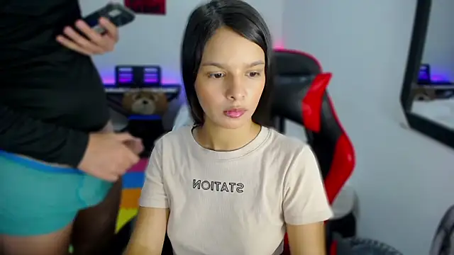 jessi and boy online show from October 18, 2025, 3:46 pm