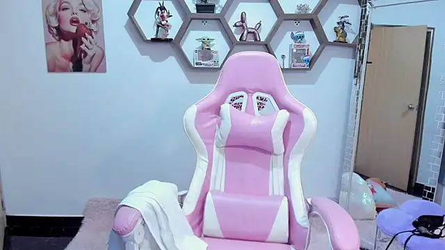 SharonSander online show from June 4, 2026, 11:00 pm