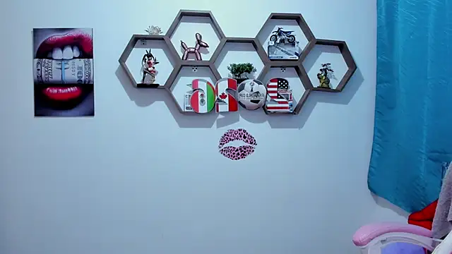 SharonSander online show from July 14, 2026, 2:05 am