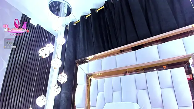 SarayRoyse online show from April 9, 2026, 7:41 pm