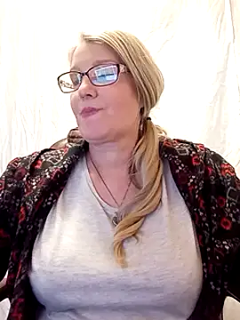 irinamaux online show from February 9, 2025, 1:25 pm