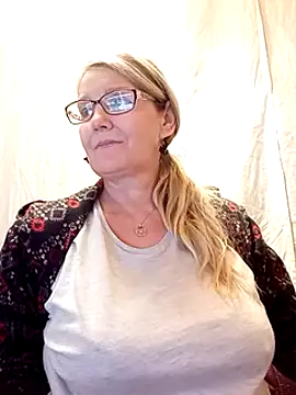 irinamaux online show from February 12, 2025, 4:00 pm