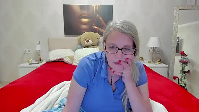 irinamaux online show from February 14, 2025, 9:32 pm