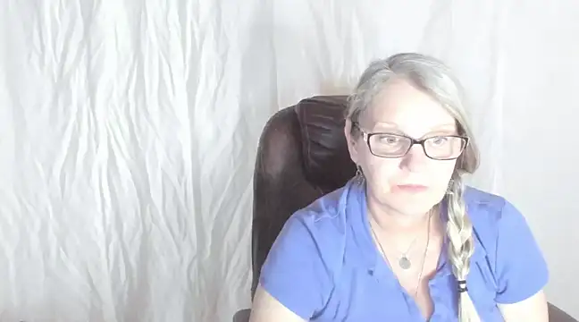 irinamaux online show from February 26, 2025, 12:03 pm