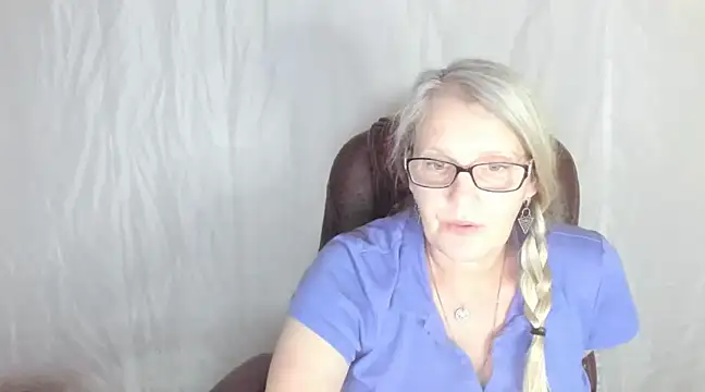 irinamaux online show from February 26, 2025, 3:08 pm