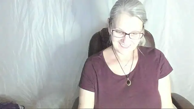 irinamaux online show from February 28, 2025, 6:31 pm