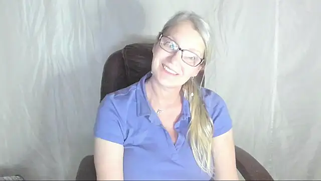 irinamaux online show from March 20, 2025, 4:09 pm