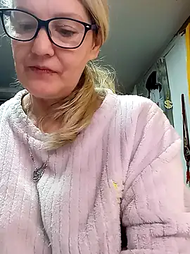 irinamaux online show from April 9, 2026, 3:06 am