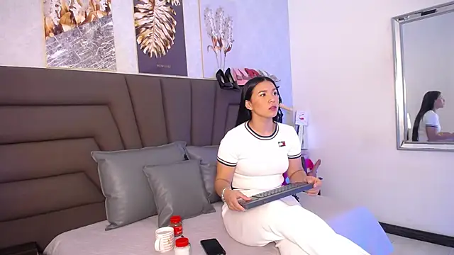 Sofi Perez  online show from May 18, 2026, 11:16 am