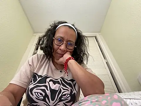 sweeviolet online show from February 2, 2025, 9:40 am