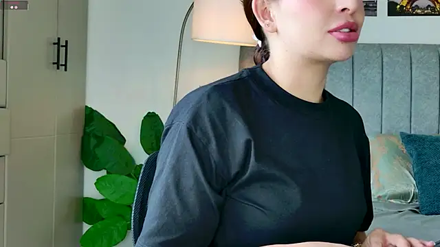 Snapshot of caralella chatting on February 24, 2026, 9:24 pm caralella online show from February 24, 2026, 9:24 pm