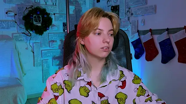 Snapshot of RocKStone_ chatting on December 17, 2025, 8:20 am RocKStone online show from December 17, 2025, 8:20 am