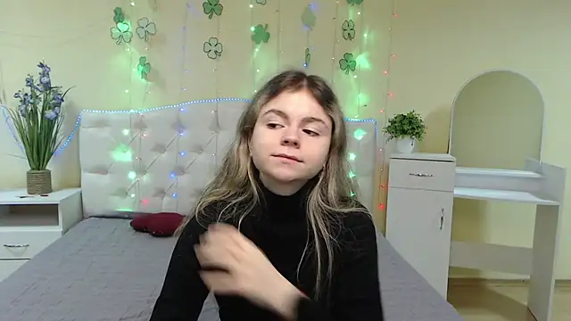 TinaRedly online show from March 19, 2025, 6:23 pm