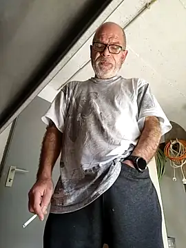 bottomhairy online show from April 9, 2026, 9:36 am