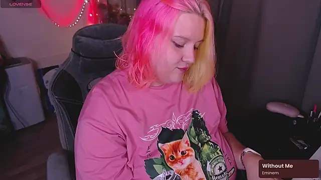 lissamuff online show from October 6, 2025, 4:37 pm