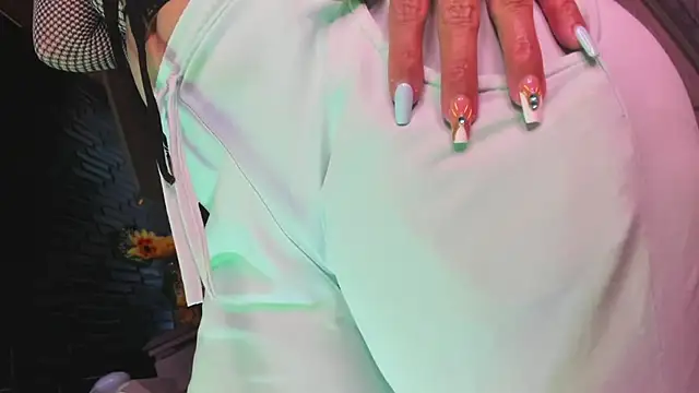 LaureenHills online show from April 7, 2026, 3:07 am