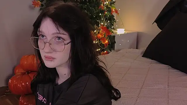 ELLIEJAY online show from November 4, 2025, 5:06 am