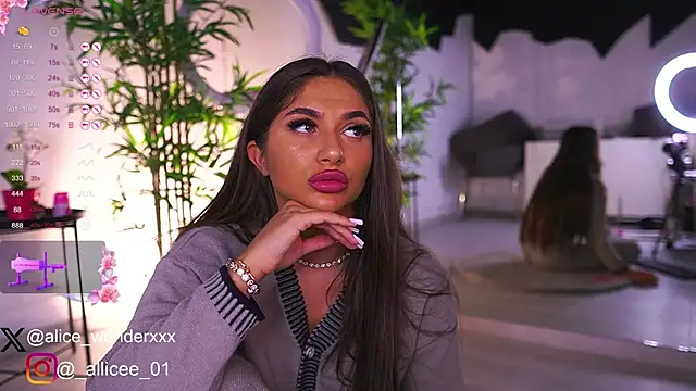 Snapshot of VanessaSimon chatting on February 8, 2025, 6:12 am VanessaSimon online show from February 8, 2025, 6:12 am