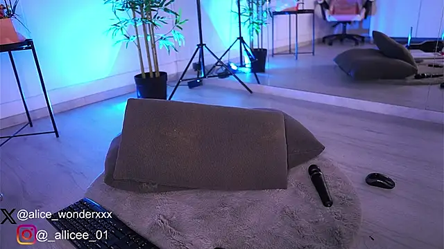 Snapshot of VanessaSimon chatting on March 8, 2025, 1:14 pm VanessaSimon online show from March 8, 2025, 1:14 pm