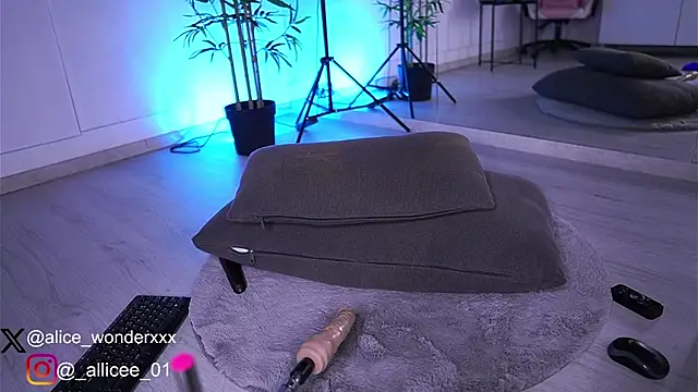 Snapshot of VanessaSimon chatting on March 10, 2025, 9:32 am VanessaSimon online show from March 10, 2025, 9:32 am