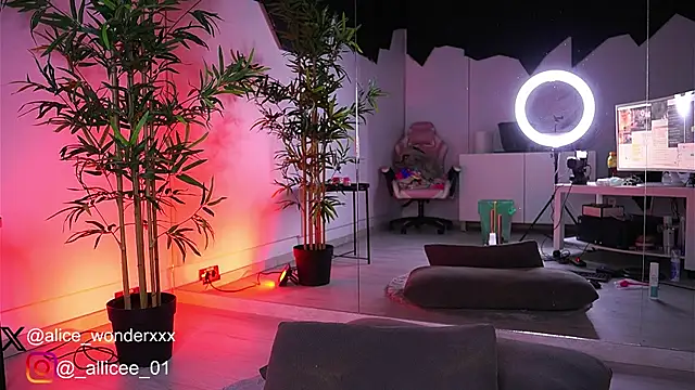 Snapshot of VanessaSimon chatting on March 14, 2025, 9:24 am VanessaSimon online show from March 14, 2025, 9:24 am