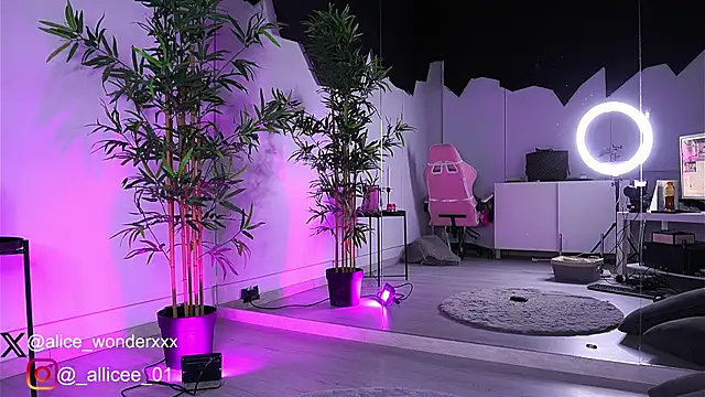 Snapshot of VanessaSimon chatting on March 19, 2025, 6:03 am VanessaSimon online show from March 19, 2025, 6:03 am