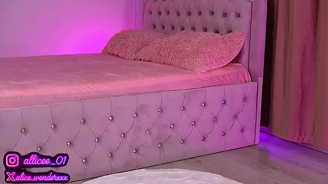 Snapshot of VanessaSimon chatting on September 17, 2025, 6:04 am VanessaSimon online show from September 17, 2025, 6:04 am