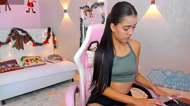 miagomezweb1 online show from December 18, 2024, 1:02 pm