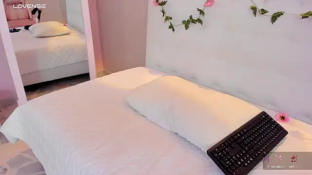 miagomezweb1 online show from February 10, 2025, 4:36 pm