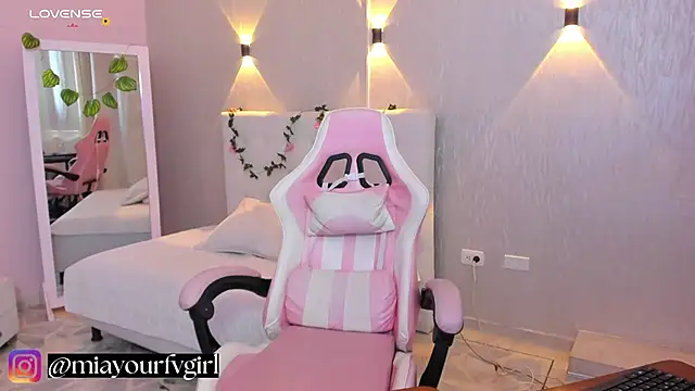 miagomezweb1 online show from February 12, 2025, 1:48 pm