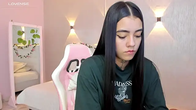 miagomezweb1 online show from February 15, 2025, 1:05 pm