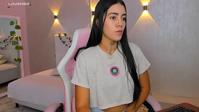 miagomezweb1 online show from February 20, 2025, 12:57 pm