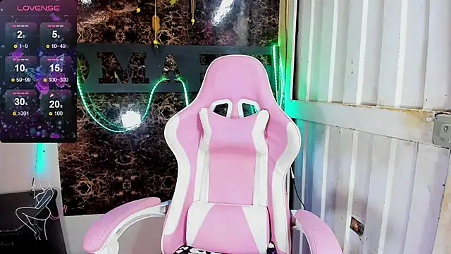 blonde girl01 online show from January 7, 2025, 3:44 pm