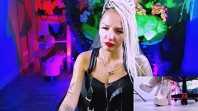 MonicaMaxwel online show from September 22, 2025, 11:01 am