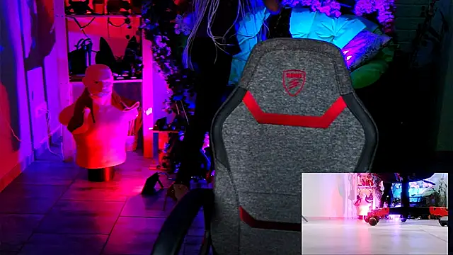 MonicaMaxwel online show from November 7, 2025, 10:26 am