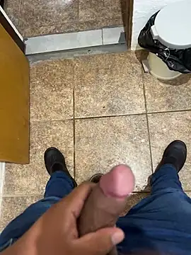 Snapshot of Luizcalado20 chatting on January 20, 2025, 1:39 am Luizcalado20 online show from January 20, 2025, 1:39 am