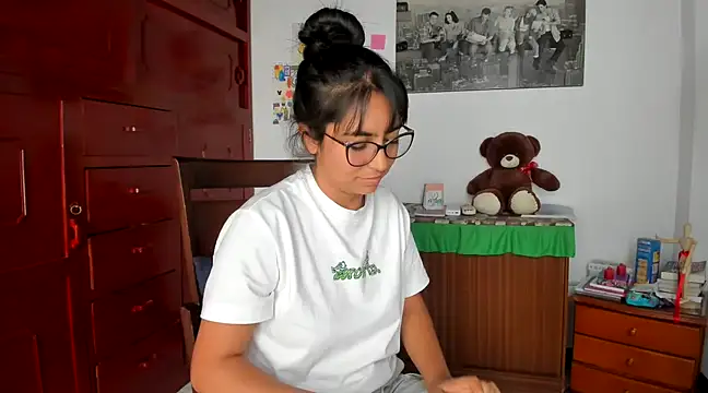 Isabellaa22 1 online show from December 3, 2024, 6:49 pm