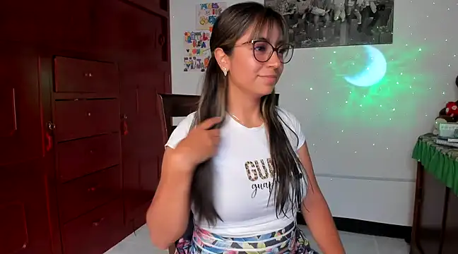 Isabellaa22 1 online show from February 3, 2025, 8:13 pm