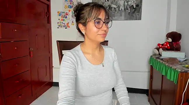 Isabellaa22 1 online show from February 6, 2025, 8:34 pm