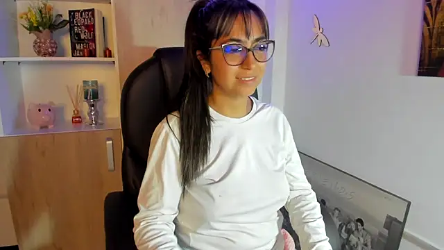 Isabellaa22 1 online show from February 19, 2025, 3:06 am