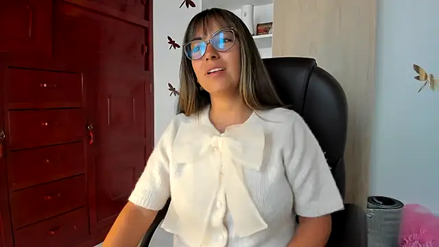 Isabellaa22 1 online show from January 7, 2026, 5:59 pm