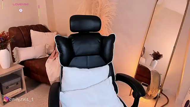 emilyruiz1 online show from February 18, 2026, 9:00 pm