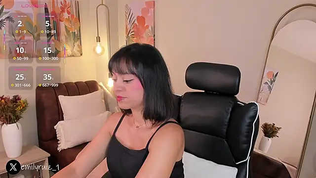 emilyruiz1 online show from April 13, 2026, 3:06 pm