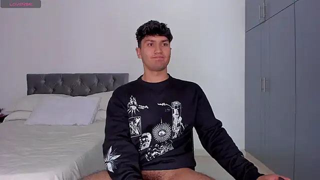 Valerio James7 online show from February 10, 2025, 5:52 pm