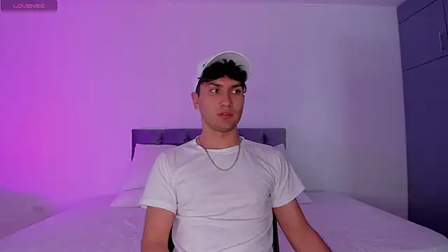 Valerio James7 online show from March 11, 2025, 7:36 pm