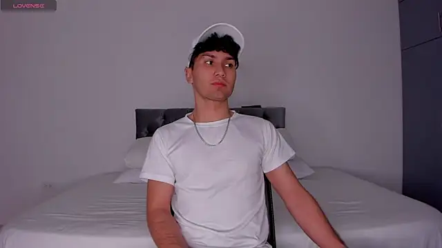 Valerio James7 online show from March 12, 2025, 3:46 am