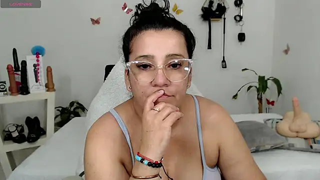 mom hot   online show from October 21, 2025, 10:54 pm