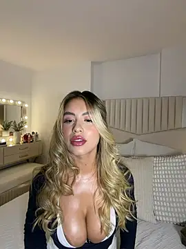 Snapshot of _laura_02 chatting on May 2, 2026, 1:43 am laura 02 online show from May 2, 2026, 1:43 am