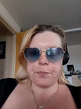 pinkieMilfPUSY online show from June 15, 2026, 12:29 pm